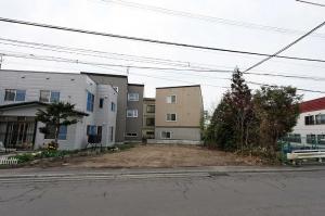 土地の全景です！写真左側（東側）が河川敷地！この木のおかげで・・・住まいの雰囲気をつくれます！！