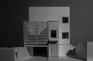 正面。木のスリットが印象的