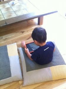 モデル君は・・・iPadに夢中（笑）