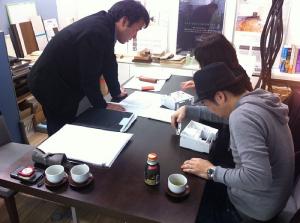 奥さんは確認中・・・ご主人は動画撮影中（笑）