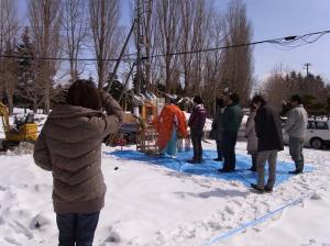 ・・・地鎮祭を見守る後ろ姿が・・・。